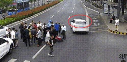 吃瓜群众被撞死的人,生命瞬间消逝
