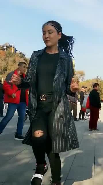 网红姐姐跳鬼步舞图片,舞动青春，魅力四溢